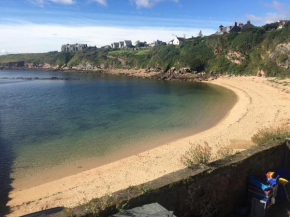 Charming cottage by the sea in the middle of Crail